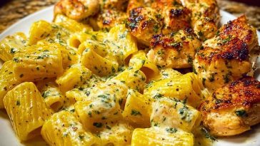Cheesy Garlic Butter Chicken Rigatoni in Creamy Alfredo Sauce